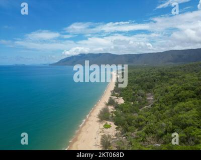 Vue aérienne de la plage le long de l'eau bleue et des montagnes Banque D'Images