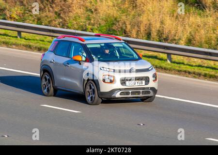 2018 beige rouge CITROEN CS AICRROSS PURETECH FLAIR S.S CONSOMME automatique 1200cc 6 vitesses; se déplaçant sur l'autoroute M6, Royaume-Uni Banque D'Images