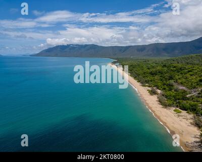 Vue aérienne de la plage le long de l'eau bleue et des montagnes Banque D'Images