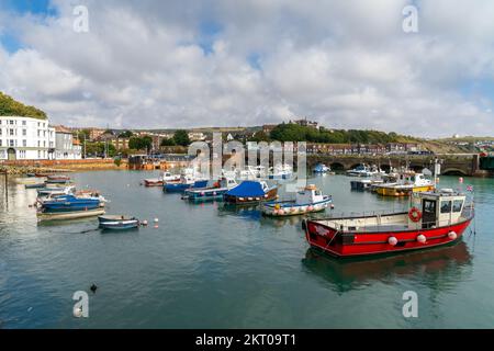 Folkestone, Royaume-Uni - 11 septembre 2022 : vue sur le port de Folkestone avec de nombreux bateaux à l'ancre Banque D'Images