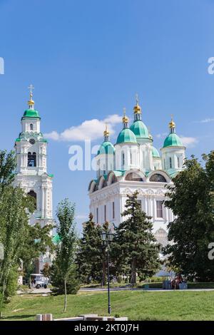 Vue sur la cathédrale du Kremlin d'Astrakhan, dans une chaude journée ensoleillée d'été, en Russie Banque D'Images