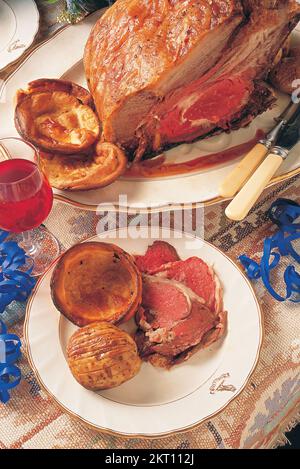 Rôti de bœuf en tranches avec desserts du Yorkshire Banque D'Images