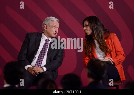 Non exclusif : 28 novembre 2022, Mexico, Mexique : le président mexicain Andres Manuel Lopez Obrador et le directeur général de la Commission nationale Banque D'Images