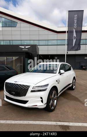 Vue de trois quarts avant d'un blanc, Genesis GV80, exposé au Silverstone Classic 2022 Banque D'Images