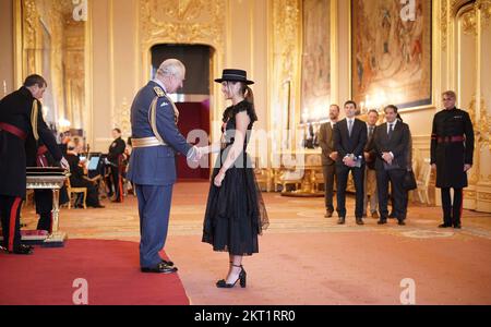 Emma Raducanu est faite de MBE (membre de l'ordre de l'Empire britannique) par le roi Charles III au château de Windsor. Le prix était pour les services de tennis. Date de la photo: Mardi 29 novembre 2022. Banque D'Images