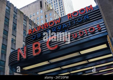 New York, NY, États-Unis - 16 novembre 2022 : une enseigne de NBC Studios faisant la publicité de la salle Rainbow et de la terrasse d'observation sur le côté du 30 Rockefeller Plaza. Banque D'Images