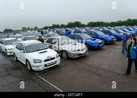 McRae rassemblement de Subaru Imprezas. Anniversaire de la mort Colin McRae près de 1200 voitures ont créé une mosaïque record de voitures sur la piste de l'ancienne RAF Honiley Banque D'Images