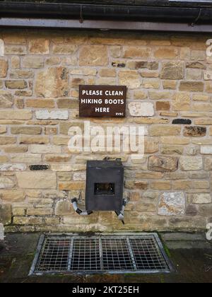 Fourni par RVBC un espace dédié pour le nettoyage des bottes de randonneurs dans le parking de long séjour de Slaidburn Village Banque D'Images