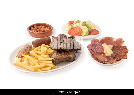 Menu isolé avec côtes levées au barbecue, frites et saucisses. Banque D'Images