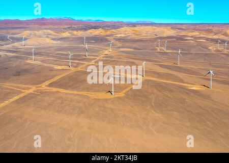 Vue aérienne d'un parc éolien dans le désert d'Atacama à l'extérieur de la ville de Calama, au Chili Banque D'Images