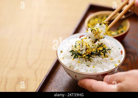 Furikake est un condiment sec japonais à faire cracher sur du riz cuit. Banque D'Images