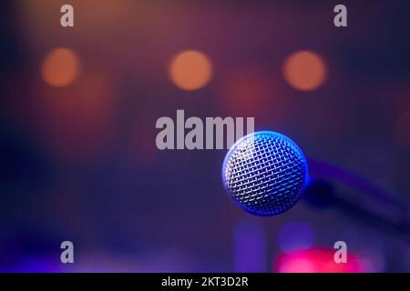 Gros plan du microphone avec une loupe sur scène, contre les projecteurs. Banque D'Images