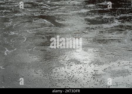 Bulles dans les réservoirs de l'usine de traitement des eaux usées utilisant l'aération dans le traitement aérobie des eaux usées, de la Pennsylvanie, États-Unis Banque D'Images