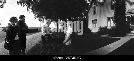 Photographe André Kertész en visite avec Vicki Johnson à la ferme Ralph D. et Alice Johnson à Casselton, Dakota du Nord en 1978. De gauche à droite Banque D'Images