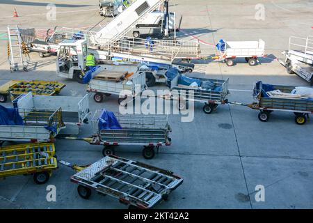 Aéroport de Francfort Allemagne 02 août 2022 - quelques chariots à bagages au terminal Banque D'Images