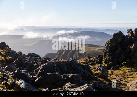 En regardant vers les falaises de Craig Cau depuis Cadair Idris ou Cader Idris Banque D'Images