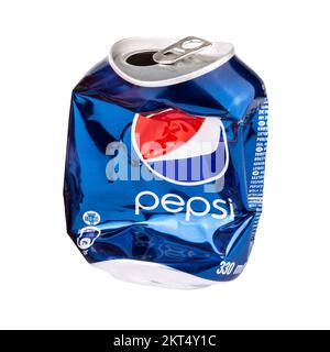 Boîte de 330 ml de Pepsi Cola écrasée, isolée sur fond blanc, vue de face en gros plan studio Banque D'Images