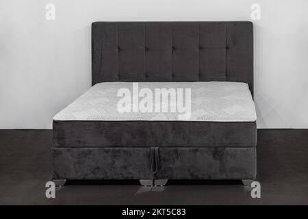 Grand lit dans la chambre noire et blanche maison minimaliste Banque D'Images