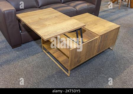 Table basse escamotable mobilier peu encombrant dans le salon moderne Banque D'Images