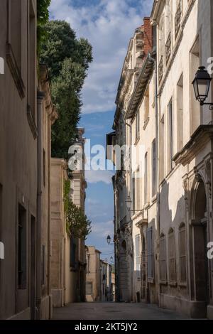 Vue pittoresque sur le paysage urbain de rues étroites typiques et de vieux bâtiments dans le centre historique de Montpellier, France en été Banque D'Images