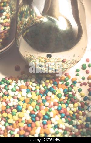 Photo macro rétro délavée sur un shaker d'ingrédients versant un saupoudrer de 100s et 1000s Banque D'Images