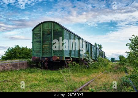 Vieux wagons et voies sur l'ancienne ligne de chemin de fer à Fischland-Darß, Bresewitz, Mecklembourg-Poméranie occidentale Banque D'Images