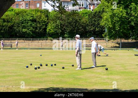 Rye sussex hommes jouant un jeu de boules sur un vert de bowling Rye East Sussex Angleterre GB Europe Banque D'Images