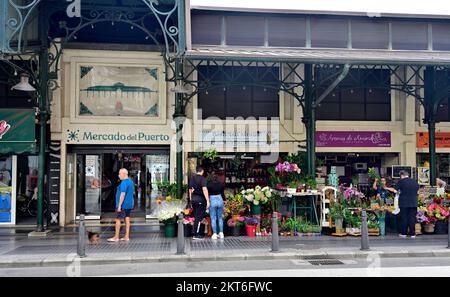 A l'extérieur de l'entrée du Mercado del Puerto, le marché du port avec des arches de fer torrentées datant du 19th siècle avec des stands de nourriture et des bars à tapas à l'intérieur. Banque D'Images