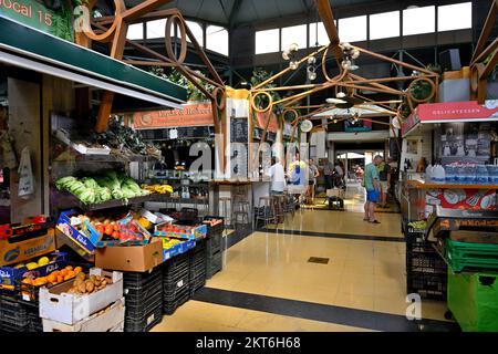 A l'intérieur du Mercado del Puerto, le marché du port avec des arches en fer torrenté datant du 19th siècle avec des stands de nourriture et des bars à tapas. Banque D'Images