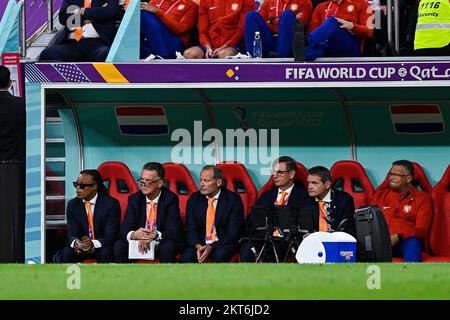 AL KHOR, QATAR - NOVEMBRE 29 : L'entraîneur assistant Edgar Davids, l'entraîneur Louis van Gaal, l'entraîneur assistant Danny Blind et l'entraîneur gardien de but Frans Hoek pendant le match de groupe A - coupe du monde de la FIFA Qatar 2022 entre les pays-Bas et le Qatar au stade Al Bayt sur 29 novembre 2022 à Al Khor, Qatar (photo par l'agence Pablo Morano/BSR) Banque D'Images