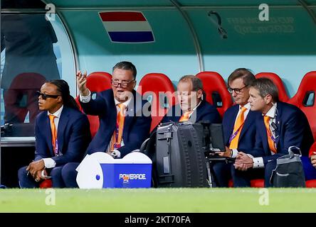 AL KHOR - Edgar Davids, entraîneur assistant de Hollande, Louis van Gaal, entraîneur assistant de Hollande et Danny Blind, entraîneur assistant de Hollande, lors de la coupe du monde de la FIFA, Qatar 2022, ont participé À un match entre les pays-Bas et le Qatar au stade Al Bayt sur 29 novembre 2022 à Al Khor, Qatar. ANP KOEN VAN WEEL Banque D'Images