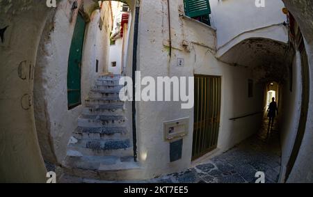 20 avril 2022-Amalfi une ville avec des rues très étroites comme un labyrinthe qui monte et descend la côte amalfitaine Banque D'Images