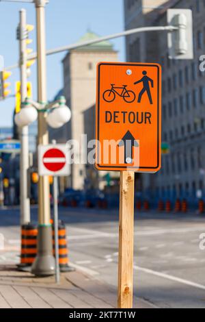 Signe de détour pour les vélos et les piétons. Voie fermée pour les vélos et les personnes marchant en raison de travaux de construction dans le centre-ville d'Ottawa, Canada Banque D'Images