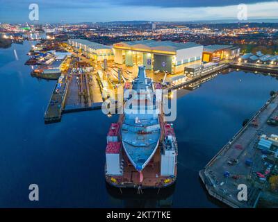 Glasgow, Écosse, Royaume-Uni. 29th novembre 2022. Vue sur le HMS Glasgow au chantier naval de BAE Systems à Govan sur la rivière Clyde. Le navire de guerre anti-sous-marin de type 26 de la Royal Navy est réadié sur une barge pour le transport ce soir en eau profonde à Glen Mallan sur Loch long où elle sera déchargée. Le HMS Glasgow retournera ensuite au chantier naval BAE de Scotstoun où il sera terminé. Iain Masterton/Alay Live News Banque D'Images