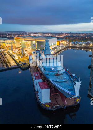 Glasgow, Écosse, Royaume-Uni. 29th novembre 2022. Vue sur le HMS Glasgow au chantier naval de BAE Systems à Govan sur la rivière Clyde. Le navire de guerre anti-sous-marin de type 26 de la Royal Navy est réadié sur une barge pour le transport ce soir en eau profonde à Glen Mallan sur Loch long où elle sera déchargée. Le HMS Glasgow retournera ensuite au chantier naval BAE de Scotstoun où il sera terminé. Iain Masterton/Alay Live News Banque D'Images