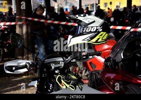 Marseille, France. 27th novembre 2022. Un casque est placé sur le rétroviseur d'une moto pendant la démonstration. A l'appel de la Fédération française des motards furieux (FFMC), plusieurs milliers de biroues ont manifesté en France contre la mise en place d'un contrôle technique (CT) pour les motocycles. Crédit : SOPA Images Limited/Alamy Live News Banque D'Images