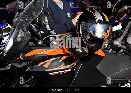 Marseille, France. 27th novembre 2022. Un casque est placé sur le rétroviseur d'une moto pendant la démonstration. A l'appel de la Fédération française des motards furieux (FFMC), plusieurs milliers de biroues ont manifesté en France contre la mise en place d'un contrôle technique (CT) pour les motocycles. Crédit : SOPA Images Limited/Alamy Live News Banque D'Images