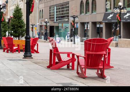 Ottawa, Canada - 10 novembre 2022 : chaises Red Muskoka en plein air dans la rue Sparks au centre-ville Banque D'Images