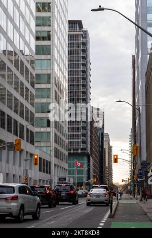 Ottawa, Canada - 10 novembre 2022 : paysage urbain avec circulation au centre-ville. Quartier des affaires Banque D'Images