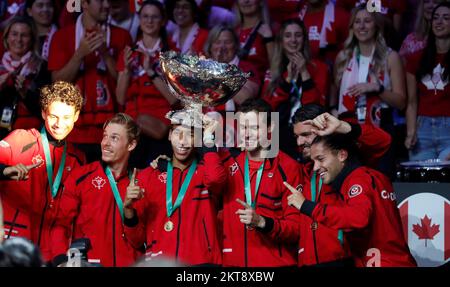 Palacio de Deportes José Martin Carpena, Malaga, Espagne, 27 novembre 2022, F: Auger Aliassime avec la coupe sur sa tête célébrer la victoire avec l'équipe durin Banque D'Images