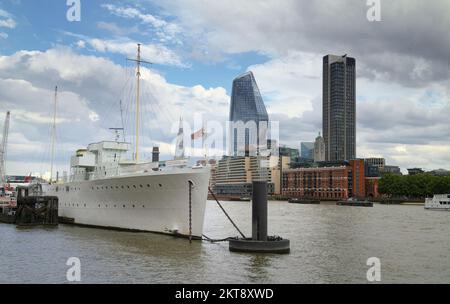 HMS Wellington amarré sur la Tamise avec la tour OXO et les Skycrapers sur le Skyline, Londres, Royaume-Uni Banque D'Images