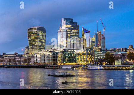 Le développement commercial dense des gratte-ciel de la ville de Londres vu de l'autre côté de la Tamise au crépuscule. Banque D'Images