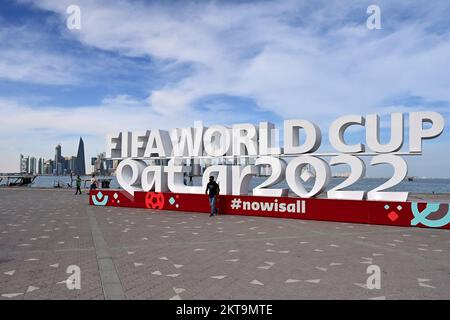 Impressions de Doha/Qatar sur 29 novembre 2022. FIFA Fanfest, Corniche West Bay. Skiyline, silhouette, gratte-ciel. Lettrage, logo. Motif photo. Coupe du monde de football 2022 au Qatar à partir de 20,11. - 18.12.2022 ? Banque D'Images