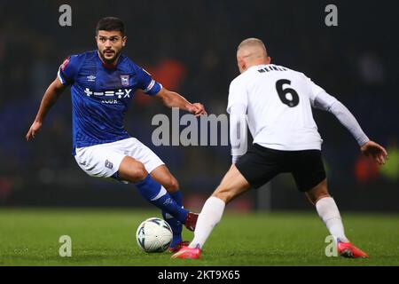 Sam Morsy de Ipswich Town et Lindon Meikle de Buxton - Ipswich Town v Buxton, The Emirates FA Cup second tour, Portman Road, Ipswich, Royaume-Uni - 27th novembre 2022 usage éditorial uniquement - restrictions DataCo applicables Banque D'Images