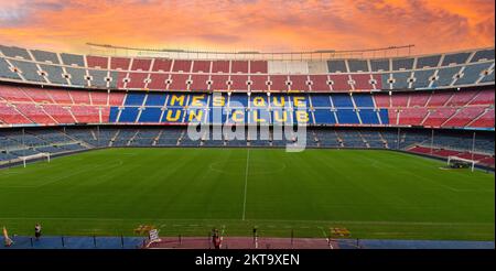 Vue sur les sièges et les terrasses du stade de football de Nou Camp, domicile du FC Barcelone, C. d'Aristides Maillol, Barcelone, Espagne, UE Banque D'Images