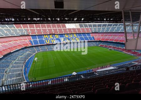 Vue sur les sièges et les terrasses du stade de football de Nou Camp, domicile du FC Barcelone, C. d'Aristides Maillol, Barcelone, Espagne, UE Banque D'Images