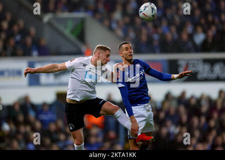 Lindon Meikle de Buxton est en compétition pour le bal avec Gassan Ahadme d'Ipswich Town - Ipswich Town v Buxton, The Emirates FA Cup second tour, Portman Road, Ipswich, UK - 27th novembre 2022 usage éditorial uniquement - restrictions DataCo applicables Banque D'Images