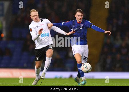 Abie Armin d'Ipswich Town est en compétition pour le bal avec Lindon Meikle de Buxton - Ipswich Town v Buxton, The Emirates FA Cup second tour, Portman Road, Ipswich, UK - 27th novembre 2022 usage éditorial uniquement - restrictions DataCo Banque D'Images