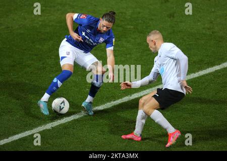 WES Burns of Ipswich Town et Lindon Meikle of Buxton - Ipswich Town v Buxton, The Emirates FA Cup second tour, Portman Road, Ipswich, Royaume-Uni - 27th novembre 2022 utilisation éditoriale uniquement - des restrictions DataCo s'appliquent Banque D'Images