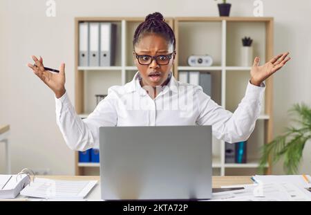 Femme ayant un problème en raison d'une erreur ou d'une erreur sur son ordinateur portable au travail au bureau Banque D'Images